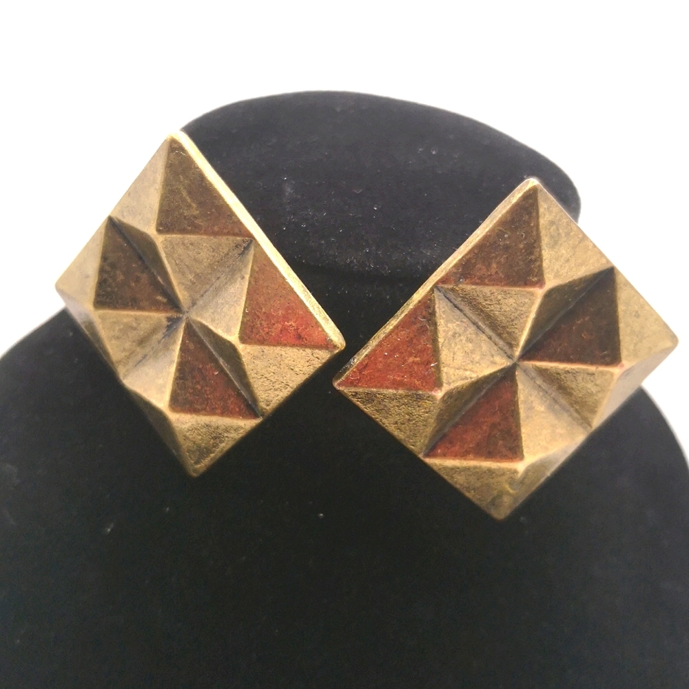 Vintage bronze tone piramid studs